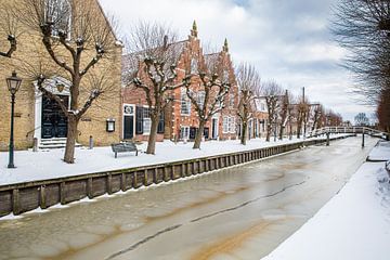 Die Elf-Städte-Stadt Slooten an einem zugefrorenen Kanal in Friesland. Wout Kok One2expose von Wout Kok