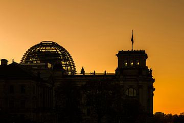 Zonsondergang achter het Berlijnse Rijksdaggebouw van Frank Herrmann