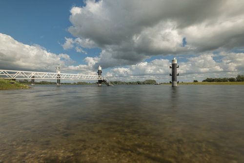 Meerpalen met steiger bij Eiland van Maurik