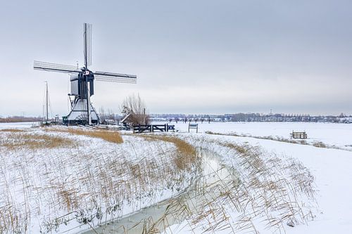 Molen werelderfgoed Kinderdijk in de sneeuw van Mark den Boer