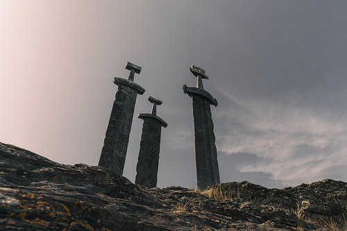 Denkmal – Horizontales Panorama der drei „Sverd i fjell“-Schwerter in Stavanger