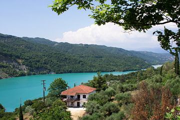 Maison sur un lac sur Miranda van Hulst