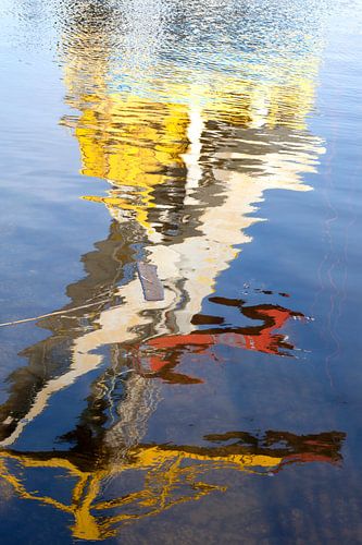 Weerspiegeling van een gekleurde kraan in de haven van Amsterdam