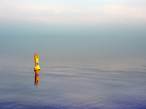 Een kustboei in het IJsselmeer nabij Stavoren.