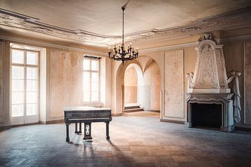 Verlaten Piano in het Licht. van Roman Robroek