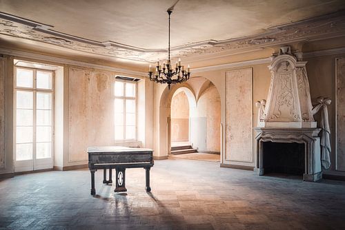 Piano abandonné dans la lumière.