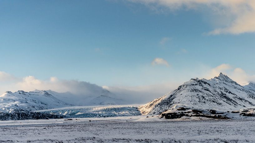 Fláajökull gletsjer badend onder een winters zonnetje van Henry Oude Egberink
