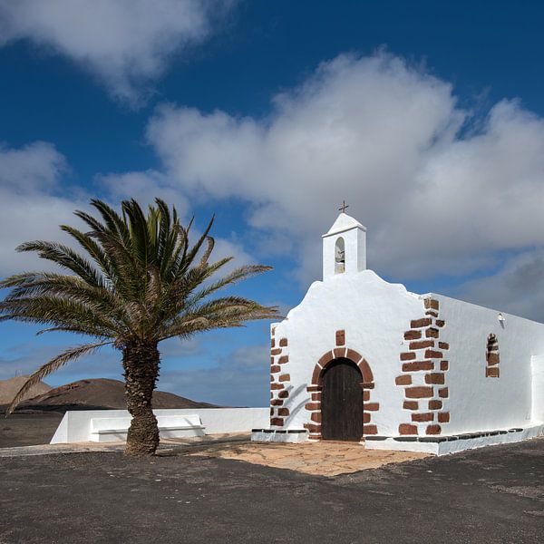 Weiße Kirche in der Sonne auf der Kanarischen Insel Lanzarote von Harrie Muis