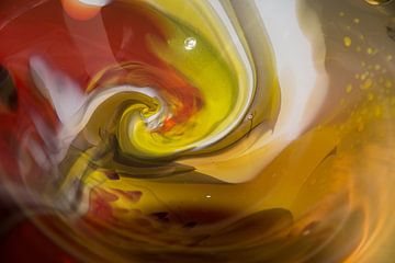 Détail d'un bol en verre sur Caroline Dahmen