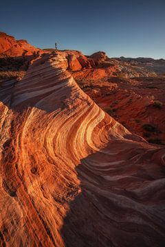 Profiter du coucher de soleil sur la vague sur Martin Podt
