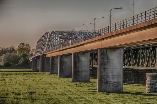 Westervoortse brug in avondlicht