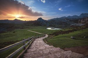 Lever de soleil sur les lacs de montagne de Covadonga dans les Asturies