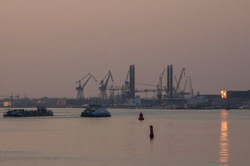 Vue du port d'Amsterdam au crépuscule
