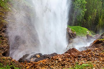 De Johannes waterval stort zich in de diepte van Christa Kramer