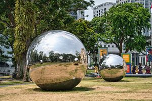Die Skulptur „Mirror Balls“