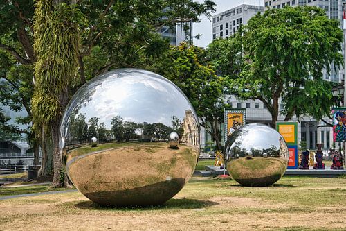 Het beeldhouwwerk 'Mirror Balls'