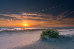 Strand duinen Paal 15 Texel helmgras prachtige zonsondergang van Texel360Fotografie Richard Heerschap