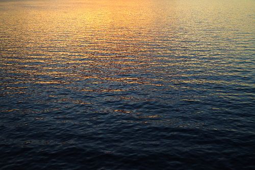 Le rouge du soir se reflète dans la mer