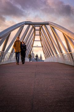 Spaziergänger auf der Verbindungsbrücke vor dem Wissenschaftsmuseum Nemo in Amsterdam