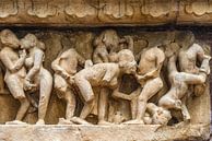 Khajurao - Lakshmana tempel, erotisch relief - 2 van Theo Molenaar thumbnail