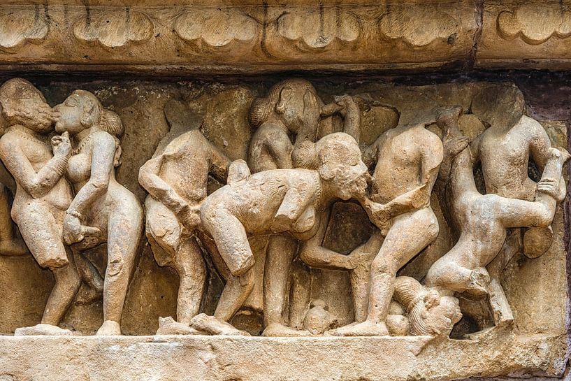 Khajurao - Lakshmana tempel, erotisch relief - 2 van Theo Molenaar