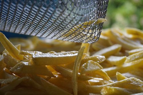 Panier à friture avec frites en dessous
