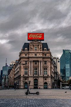Groot Coca Cola reclamebord op classicistisch gebouw, Brouckèreplein B van Daan Duvillier | Regio in de Kijker