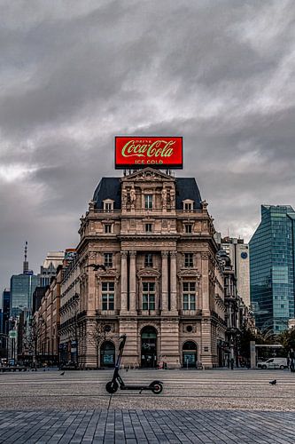 Grand panneau d'affichage Coca Cola sur le bâtiment classique, Place Brouckère Bruxelles