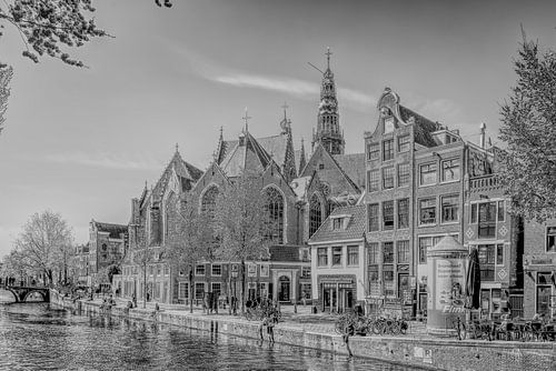 Oudezijds Voorburgwal met de oude kerk als pentekening weergegeven.