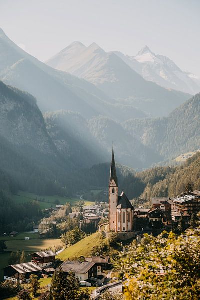 Berg dorpje Heiligenblut aan het einde van de Grossglockner in Oostenrijk (Alpen) van Yvette Baur