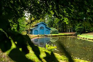 Hangar à bateaux dans la forêt