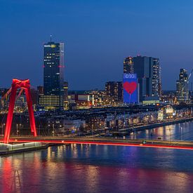 Het stadsgezicht van Rotterdam met de Willemsbrug, Erasmusbrug en het Noordereiland