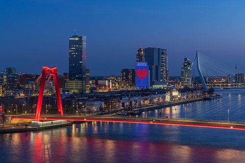 Het stadsgezicht van Rotterdam met de Willemsbrug, Erasmusbrug en het Noordereiland