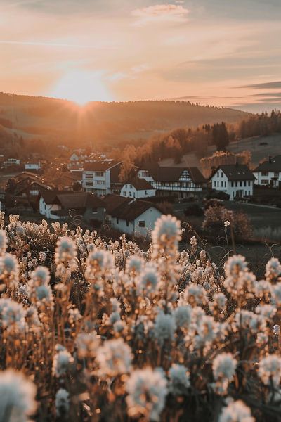 Sonnenaufgang über dem Bergdorf von fernlichtsicht