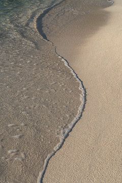 Klares Meerwasser und Wellen am Sandstrand 2