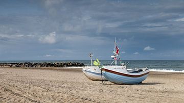 Bateaux de pêche danois sur la plage sur Menno Schaefer