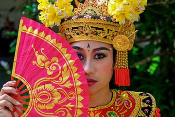 Danseuses balinaises Legong avec éventail sur Jan Bouma