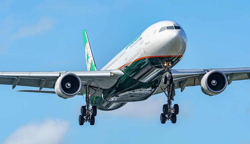 Landing Airbus A330-300 of EVA AIR from Taiwan. by Jaap van den Berg