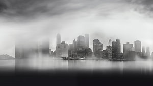 Schwarz-Weiß-Foto einer Stadt Silhouette im Nebel mit Wolkenkratzern New York City