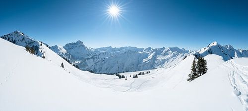 Keizerlijk weer boven het Kleinwalsertal in de winter