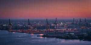 Haven in Gloed: Een Industrieel Epos bij Zonsondergang