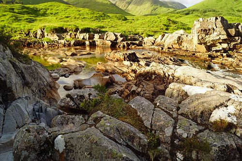kleine waterval in Glen Etive in Schotland