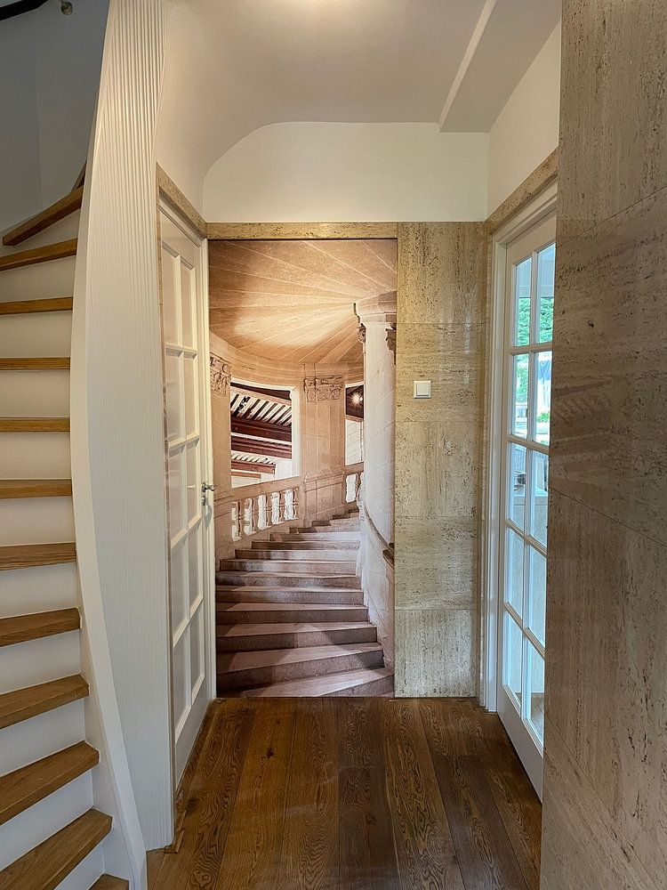 Escalier classique dans le château.  par Alie Ekkelenkamp 