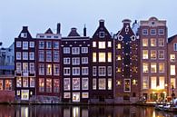 Traditionele amsterdamse woningen in Amsterdam Nederland bij schemering par Eye on You Aperçu