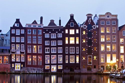 Traditionele amsterdamse woningen in Amsterdam Nederland bij schemering