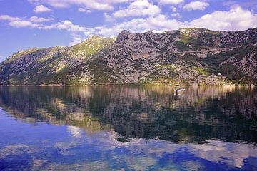Spiegelende bergen in Montenegro van Patrick Lohmüller