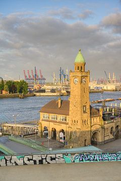 Le matin près des ponts de débarquement à Hambourg