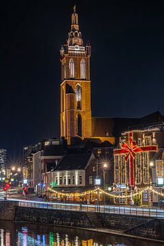 Historische Sint-Christoffelkathedraal met de Roer in nachtelijk Roermond van Triki Photography