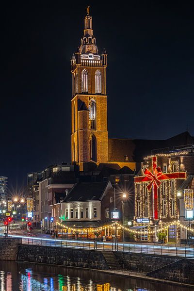 Historische St.-Christophorus-Kathedrale mit dem Fluss Roer bei Nacht in Roermond von Triki Photography
