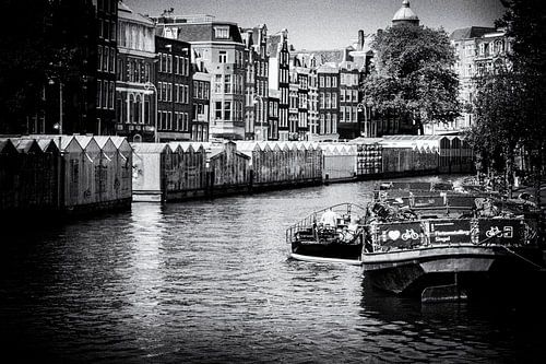De bloemenmarkt en grachtenpanden aan de Amsterdamse grachten in zwart-wit